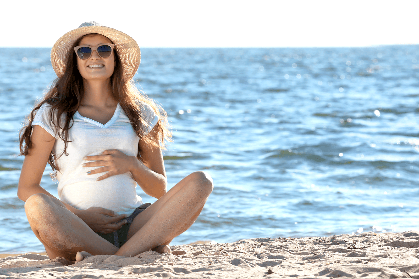 Можно ли беременным загорать на солнце. Отпуск для беременных. Можно беременным загорать. Загар для беременных 1 триместр.